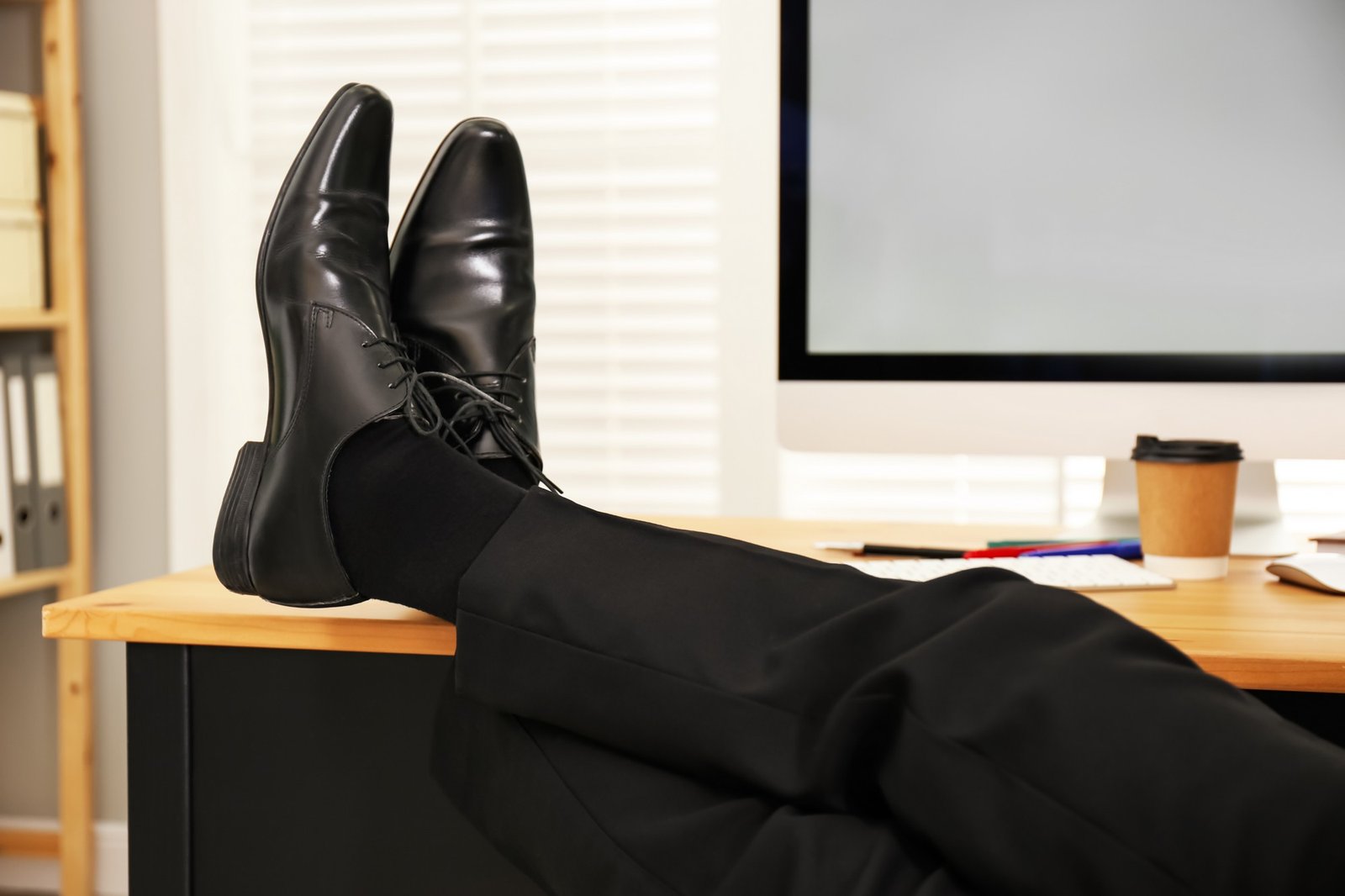 Diskret mit Schuhgeruch im Büro umgehen