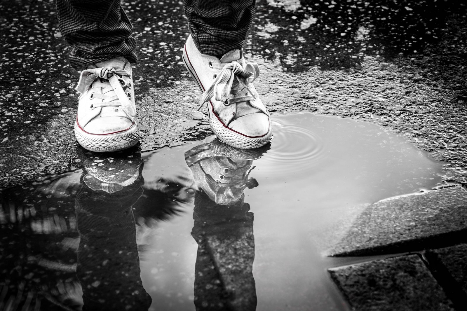 Nasse Schuhe nach dem Regen stinken